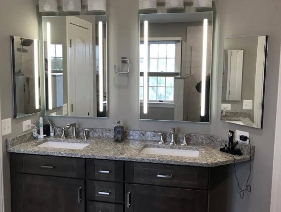 A bathroom with two sinks and mirrors