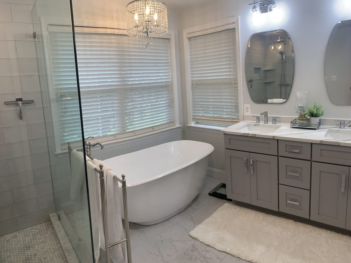 Livingston (1) A bathroom with a tub, sink and shower.